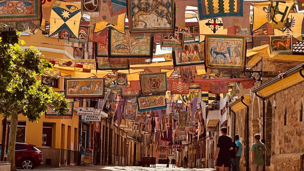 Las calles de Hospital de Órbigo ya decoradas para las Justas Medievales