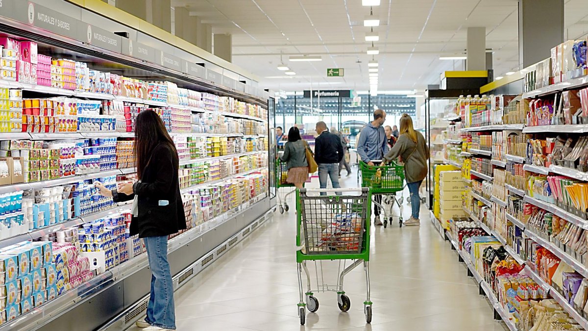 Clientes realizan sus compras en un supermercado de Arroyo de la Encomienda, en una imagen de archivo
