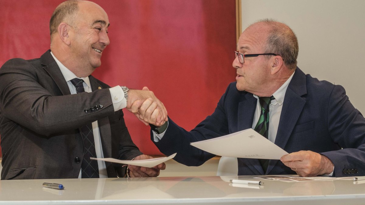 El presidente del Consorcio del Museo de Arte Contemporáneo Esteban Vicente, Miguel Ángel de Vicente y el gerente de Asistencia Sanitaria de Segovia, Luis José Gómez de Montes, firman el convenio