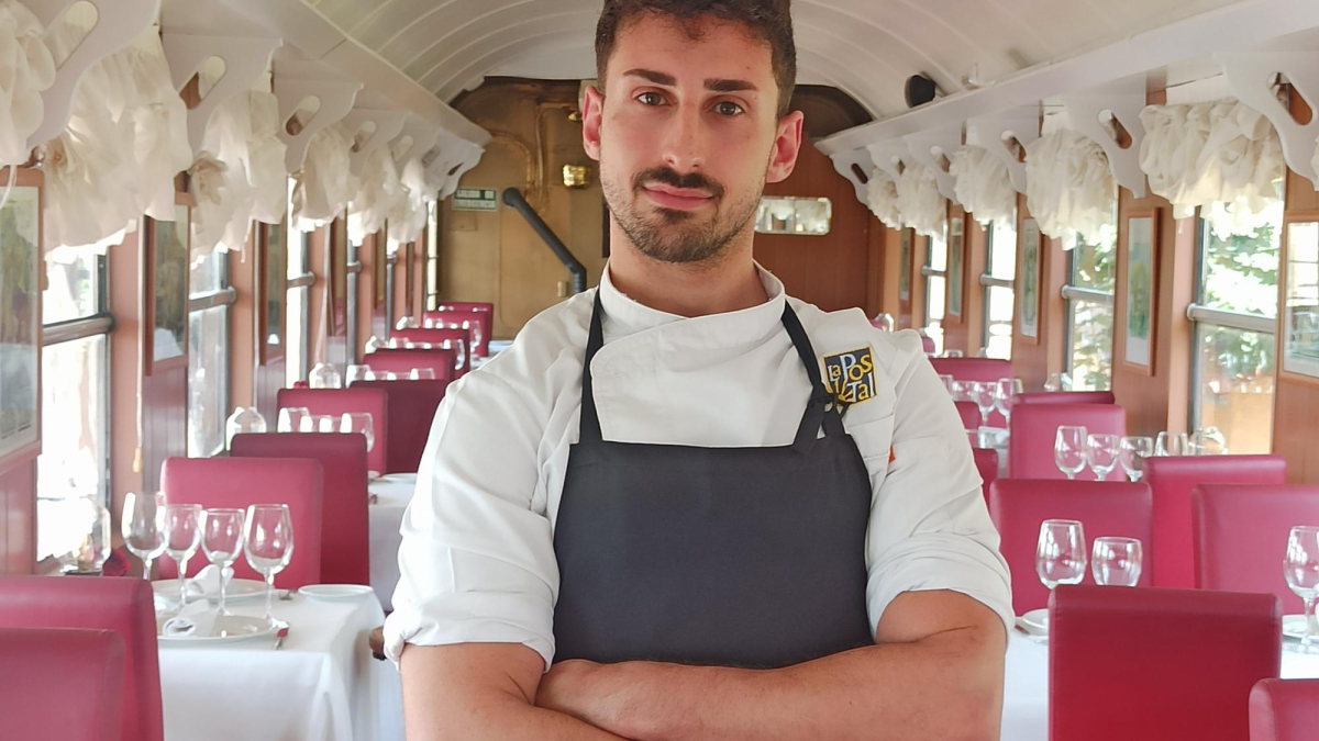 Diego Albornos se formó en los fogones de la Postal de la mano de Joni Barroso. Tras seis años de experiencia, el segoviano ha asumido la dirección culinaria de La Postal.