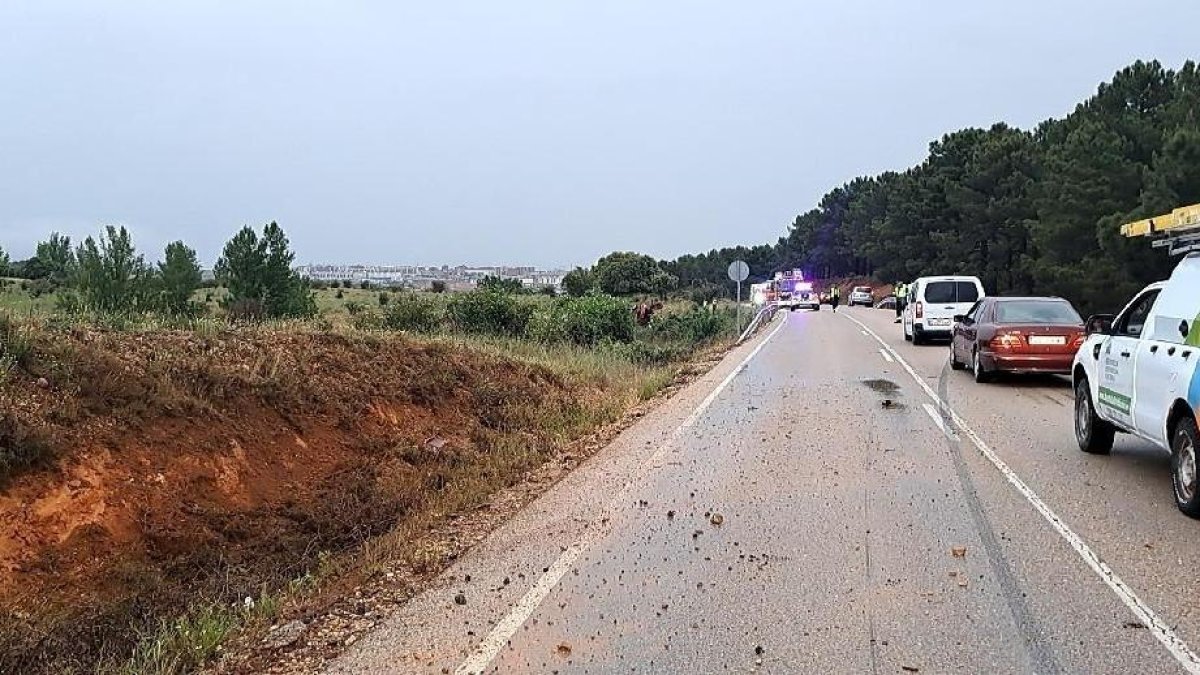 Accidente mortal en Soria con el coche siniestrado al fondo.