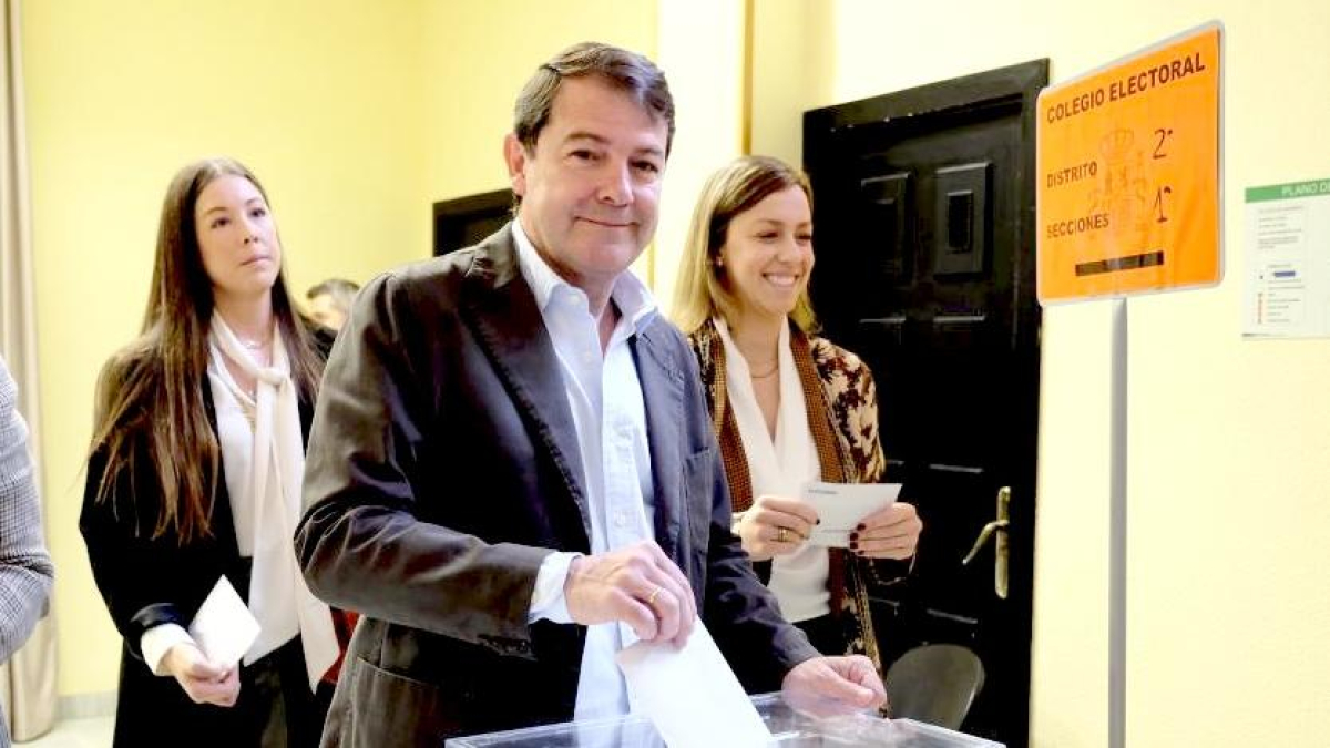 Alfonso Fernández Mañueco ejerce su derecho al voto en Salamanca. ICAL