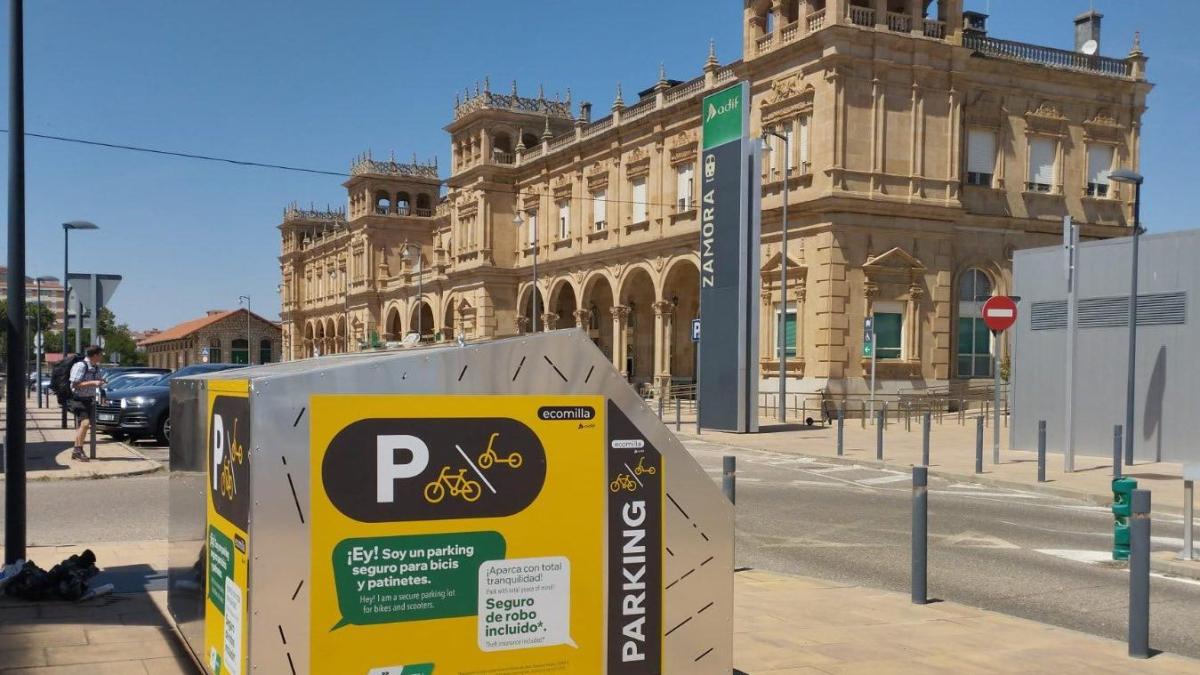 Aparcamiento seguro para bicicletas y patinetes en la estación de tren de Zamora