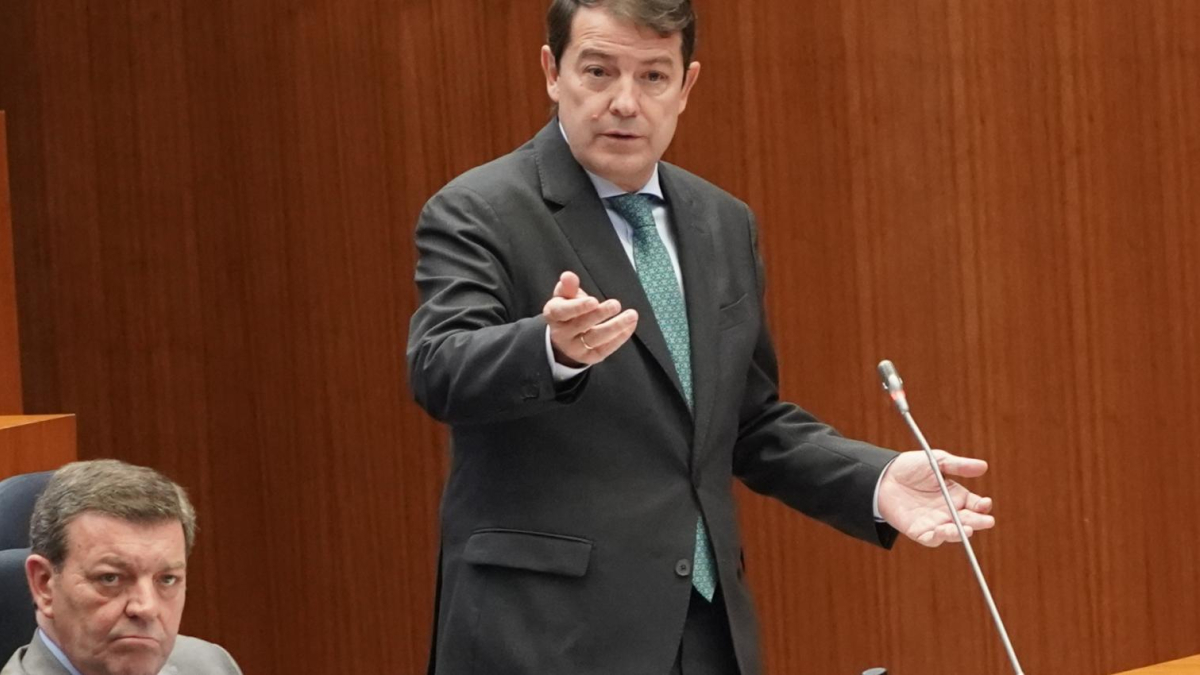 Alfonso Fernández Mañueco durante el pleno de las Cortes