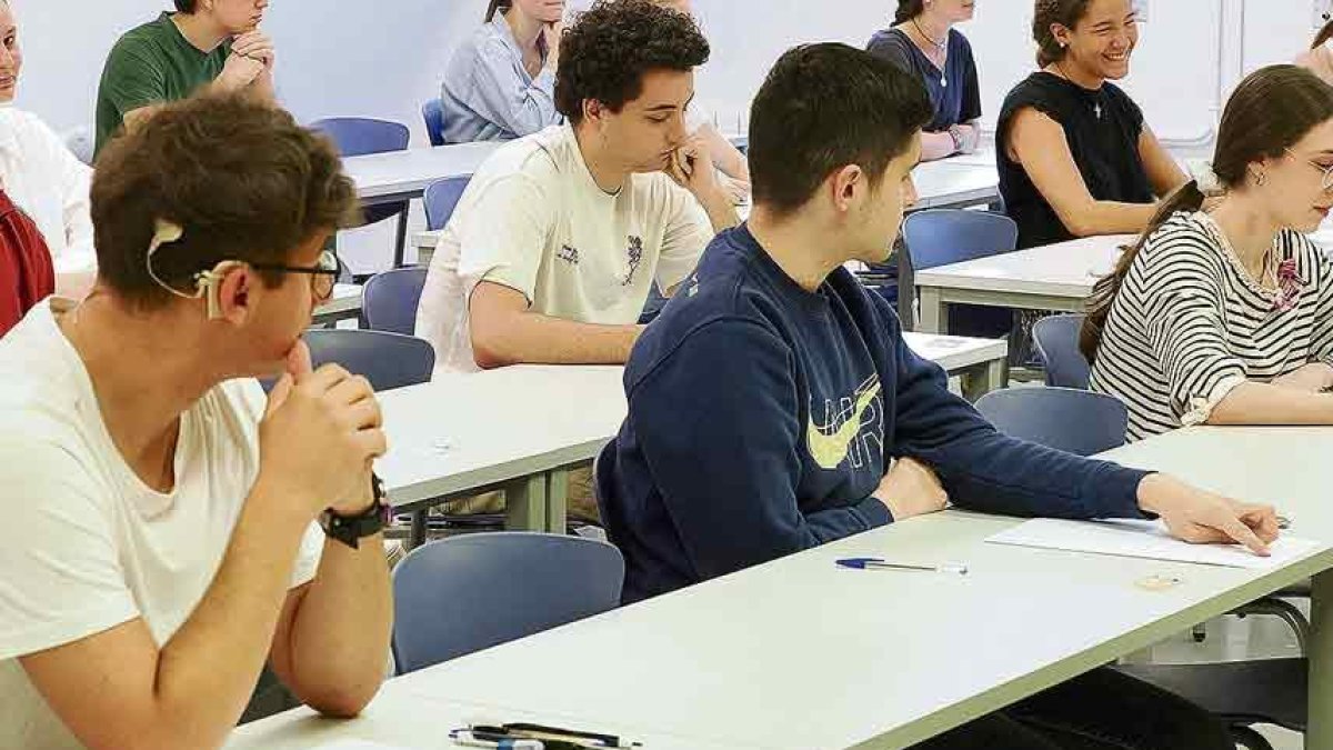 Universitarios en un aula en una imagen de archivo