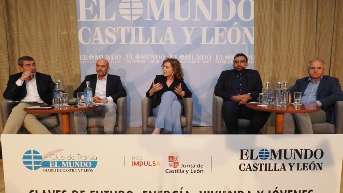El director de El Mundo de Castilla y León, Pablo Lago, junto a Ricardo Fortuoso, María Pardo, Sergio Walter Martínez Nieto y Gonzalo Jolín, en el Club de Prensa 'Claves del futuro: Energía, Vivienda y Jóvenes’