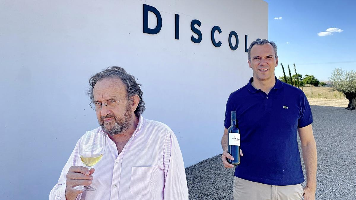 Francisco Somoza y Esteban Sánchez, en el exterior de la bodega.