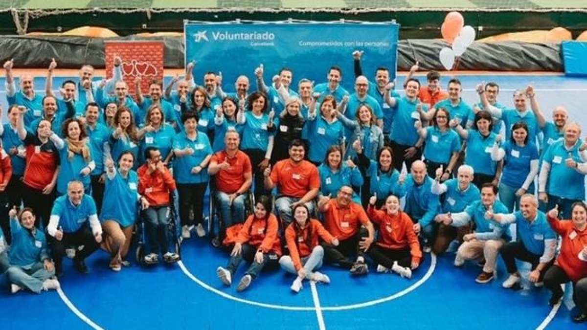Voluntarios de CaixaBank y la Asociación AVIVA de Salamanca en una jornada de inclusión.