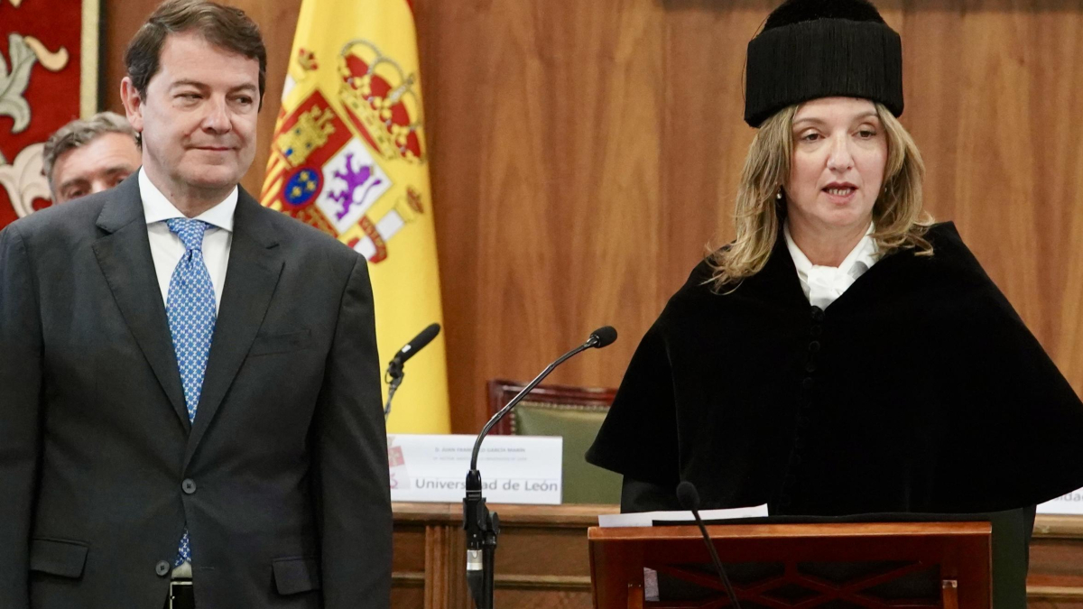 Alfonso Fernández Mañueco, junto a la nueva rectora de la Universidad de León, Nuria González Álvarez.
