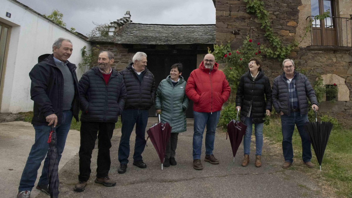 El grupo de vecinos de la localidad de Berlanga (León), encabezados por Juan Carlos Alonso (C), recopilan palabras típicas de la zona para la publicación de un diccionario