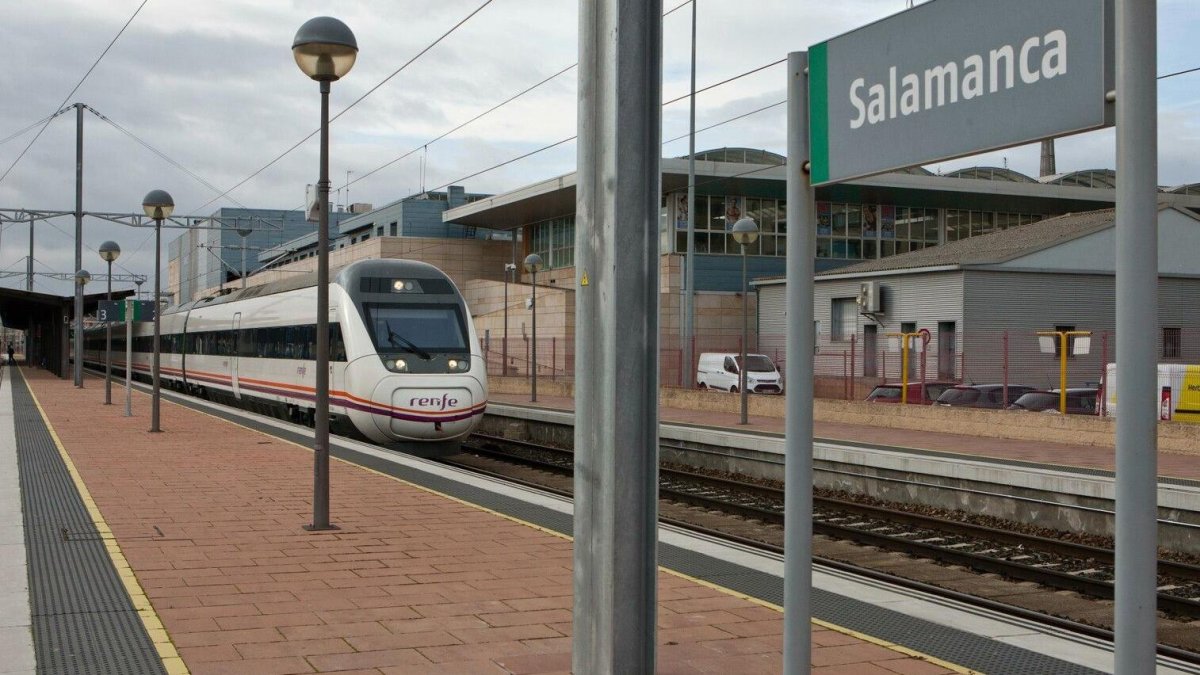 Imagen de archivo de un tren a su paso por Salamanca.