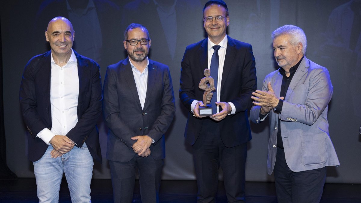 Momento de la entrega del premio a la Junta de Castilla y León. E. P.