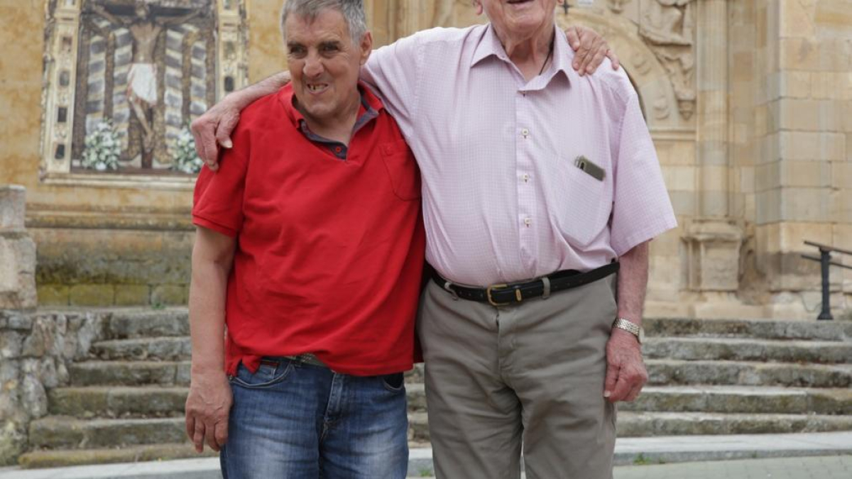 Alejandro Moreno, y Julián, voluntario y usuario del programa 'Uno a Uno' de Futudis, en Morales del Vino (Zamora).