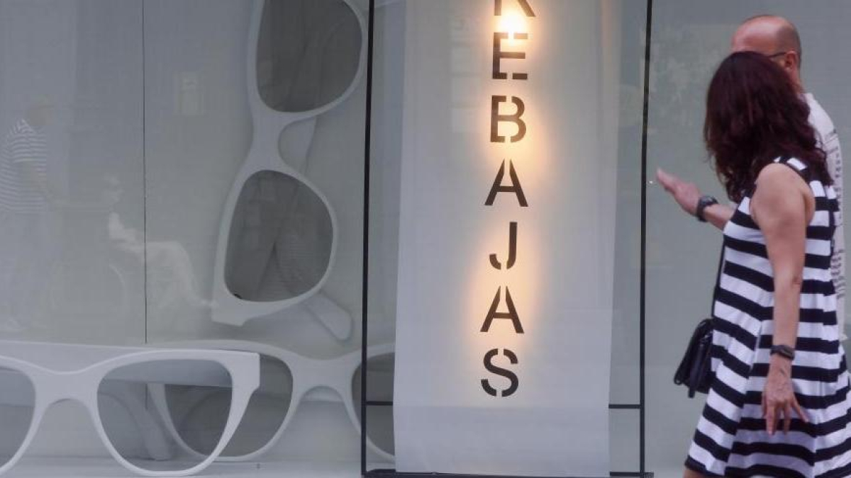 Comienzan las rebajas en las grandes superficies.