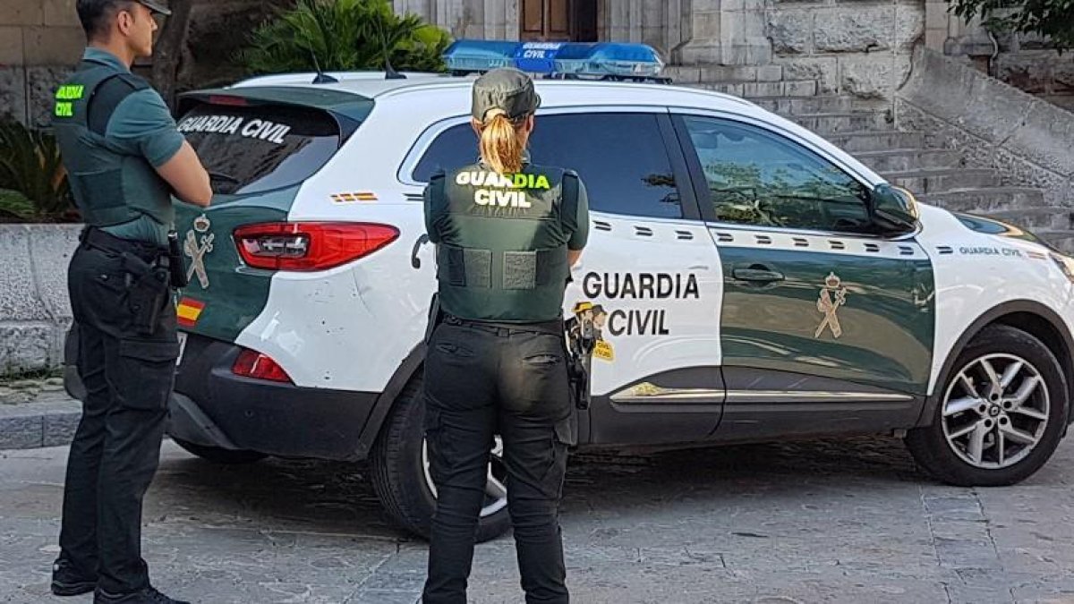 Imagen de archivo de dos agentes de la Guardia Civil.
