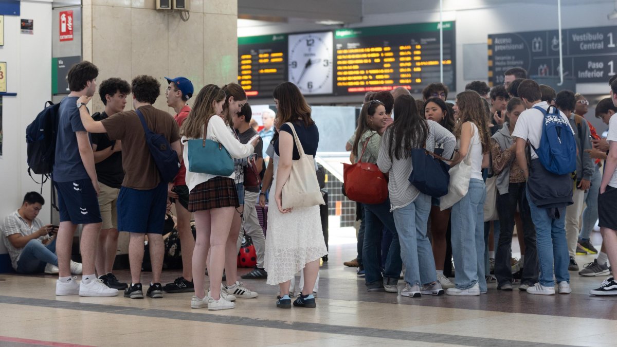 Viajeros en la estación de Chamartín