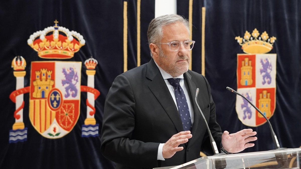 El presidente de las Cortes, Carlos Pollán, atiende a los medios para analizar la situación de la Fundación