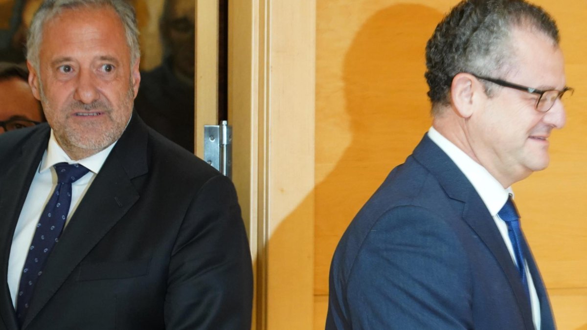 El consejero de Agricultura, Ganadería y Desarrollo Rural, Gerardo Dueñas, y el presidente de las Cortes, Carlos Pollán.