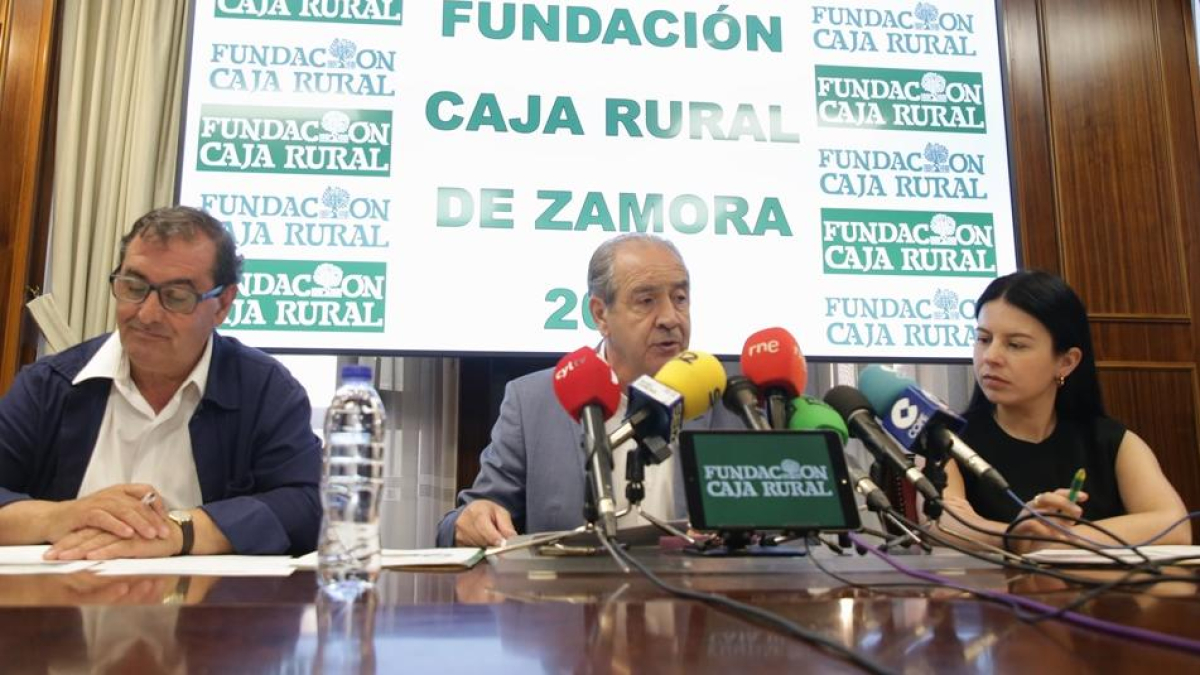 Presentación de los XXVII Premios Fundación Caja Rural de Zamora a cargo del director general de la entidad, Cipriano García; el director Ejecutivo de la Fundación, Narciso Prieto, y la técnico de Comunicación, Laura Huertos.