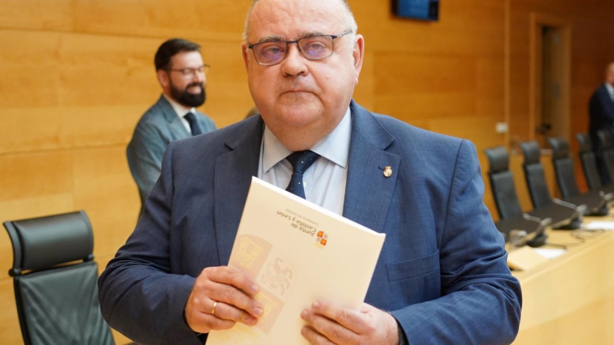 El consejero de Sanidad, Alejandro Vázquez, informa a las Cortes sobre el grado de cumplimiento de los objetivos de su departamento para la legislatura.