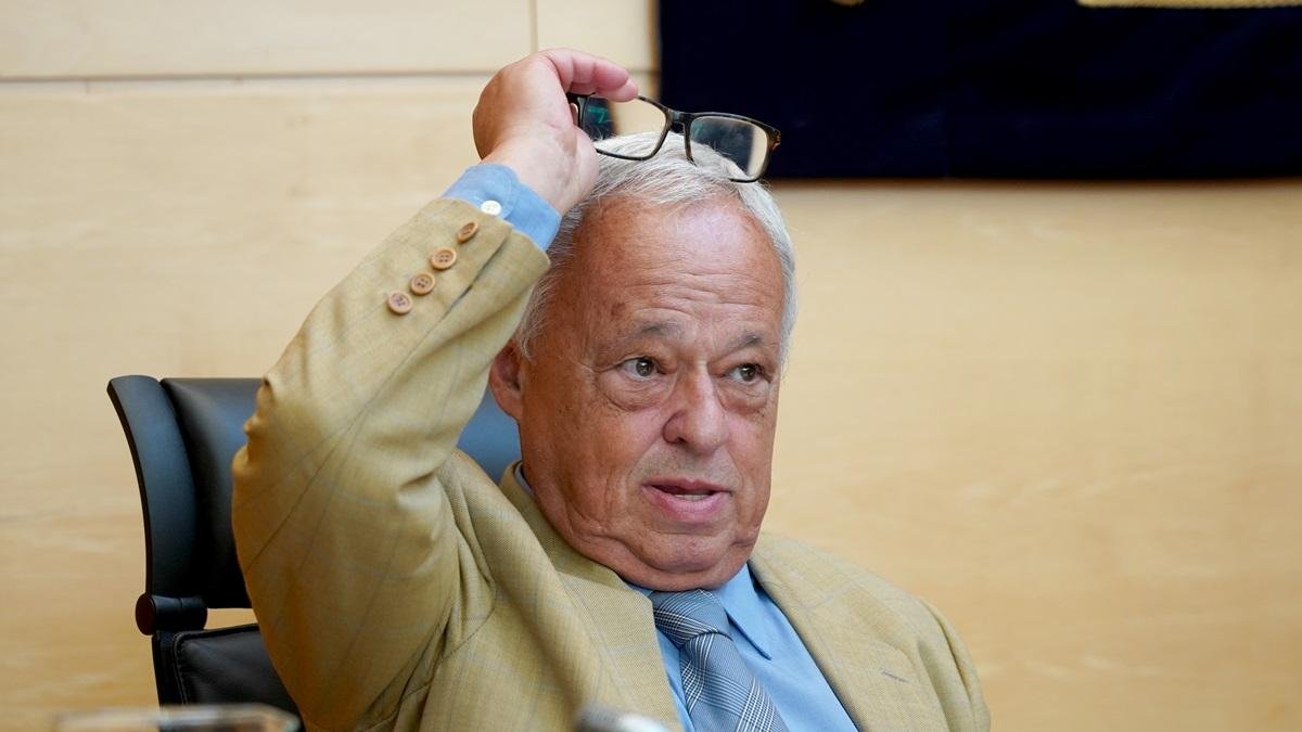 El consejero de Cultura, Turismo y Deporte, Gonzalo Santonja, informa a las Cortes sobre el grado de cumplimiento de los objetivos de su departamento para la legislatura