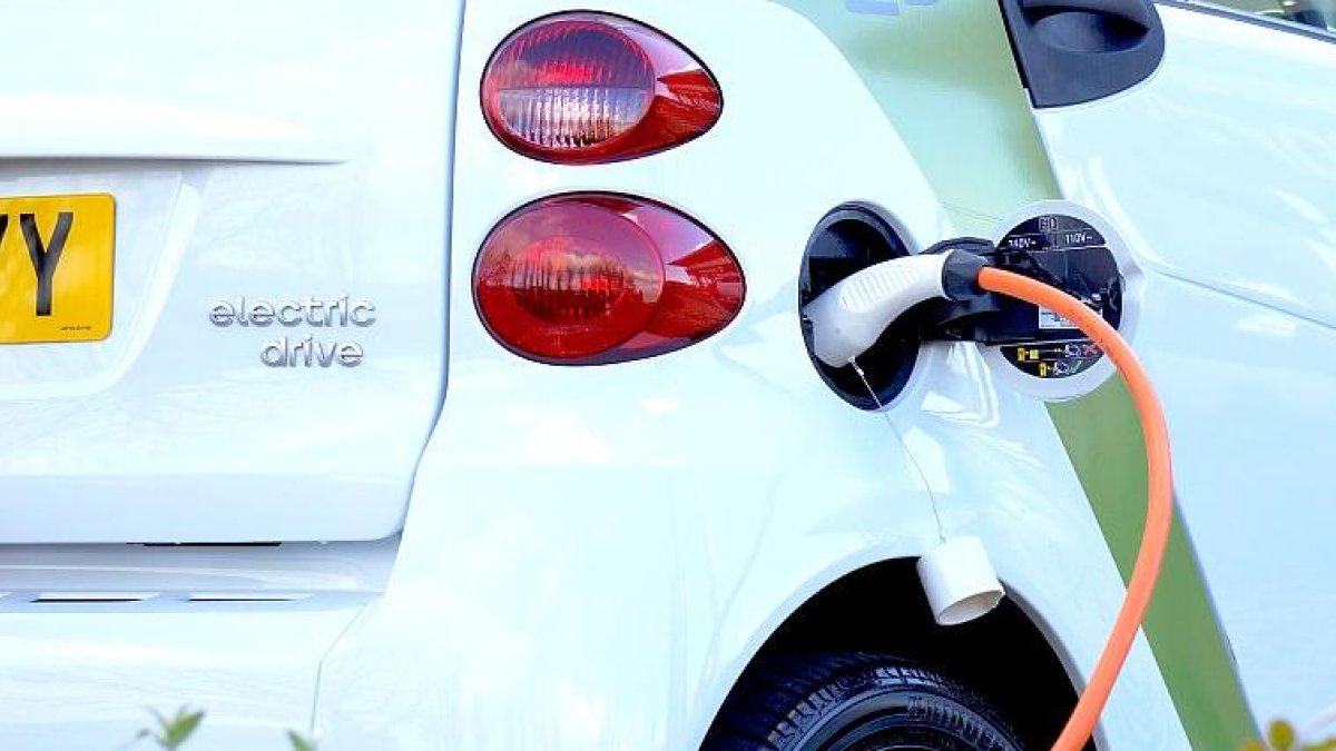 Recarga de un vehículo eléctrico en una 'electrolinera'. PQS / CCO