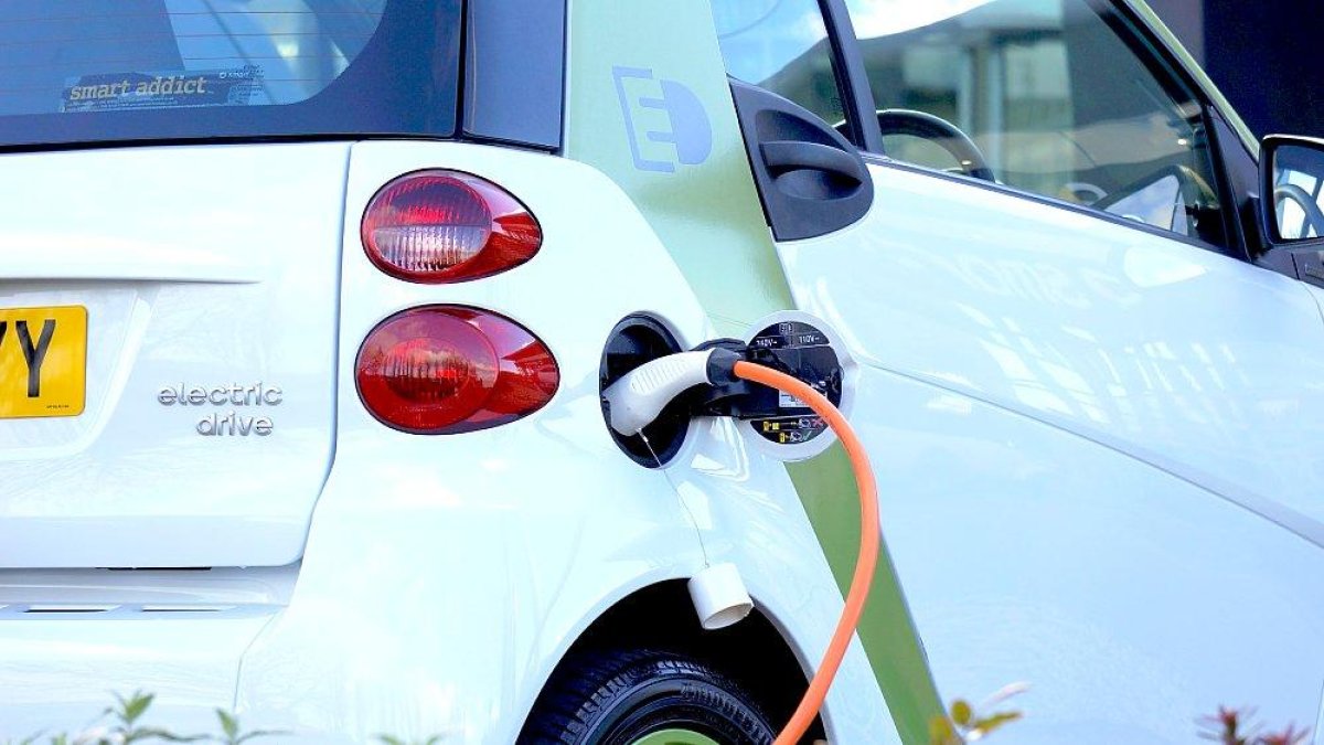 Recarga de un vehículo eléctrico en una 'electrolinera'. PQS / CCO