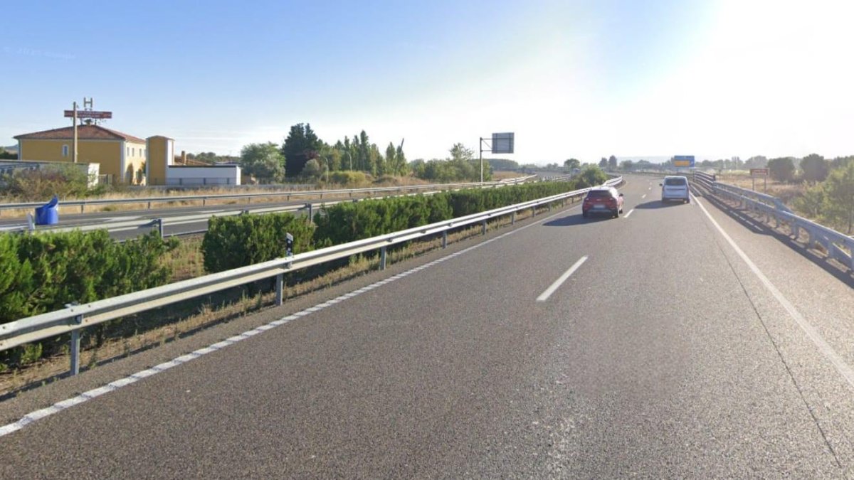 A-62 a la altura de Dueñas, donde el autobús sufrió la avería. En el fondo, a la izquierda, el área de descanso donde fueron trasladados los viajeros.