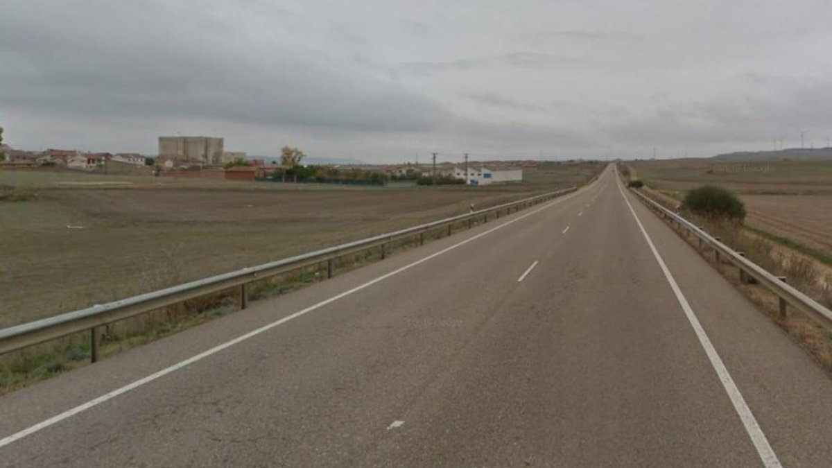 N-611 a la altura de Fuentes de Valdepero, donde tuvo lugar el accidente.