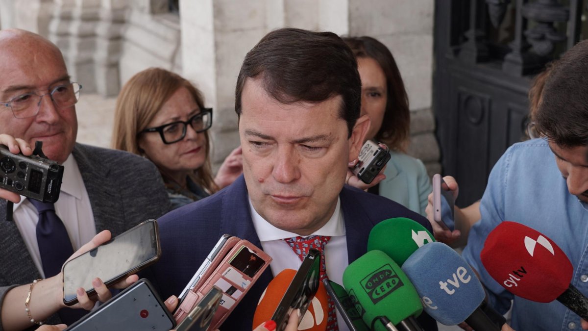 Alfonso Fernández Mañueco realiza unas declaraciones a la entrada del Ayuntamiento de Valladolid