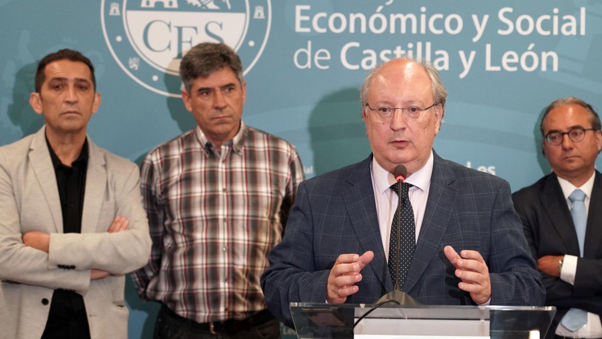El presidente del Consejo Económico y Social de Castilla y León, Enrique Cabero, presenta el estudio sobre 