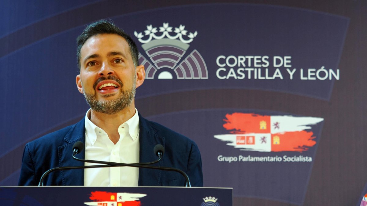 El procurador del Grupo Parlamentario Socialista Diego Moreno analiza la ley de blindaje de los servicios esenciales.