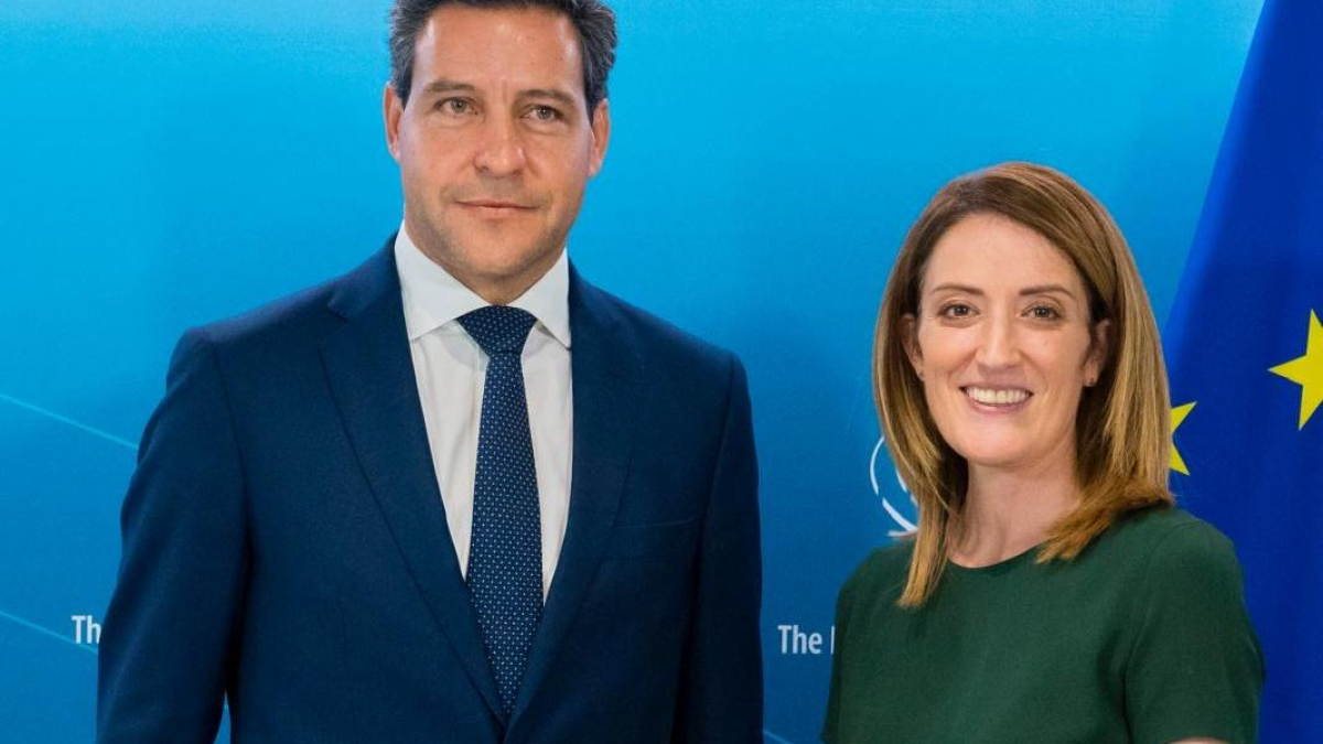 Raúl de la Hoz y Roberta Metsola, presidenta del Parlamento Europeo.