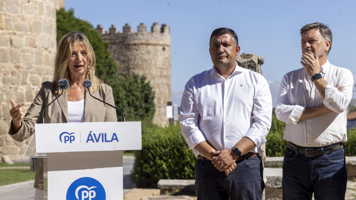 La portavoz del PP en el Senado, Alicia García junto a Carlos García, presidente del PP de Ávila; y Francisco Vázquez