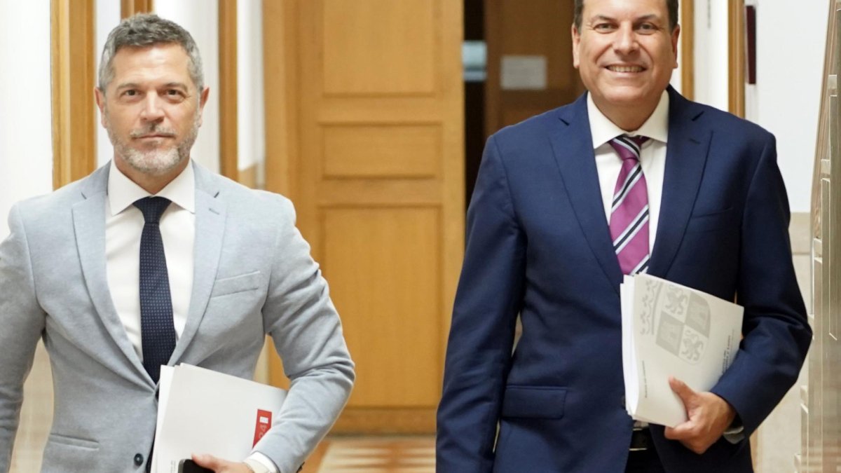 El consejero de Economía y Hacienda y portavoz, Carlos Fernández Carriedo, junto al director de Comunicación