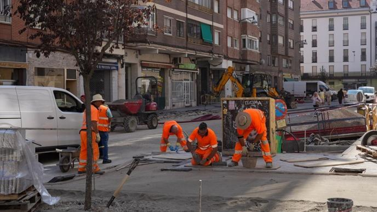 Operarios trabajando en una obra de Valladolid.