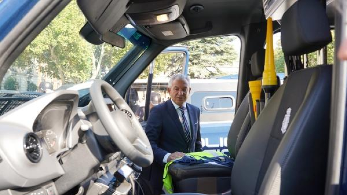El delegado de Gobierno en Castilla y León, Nicanor Sen, en la presentación de los vehículos de la UIP y UPR del Cuerpo Nacional de Policía.