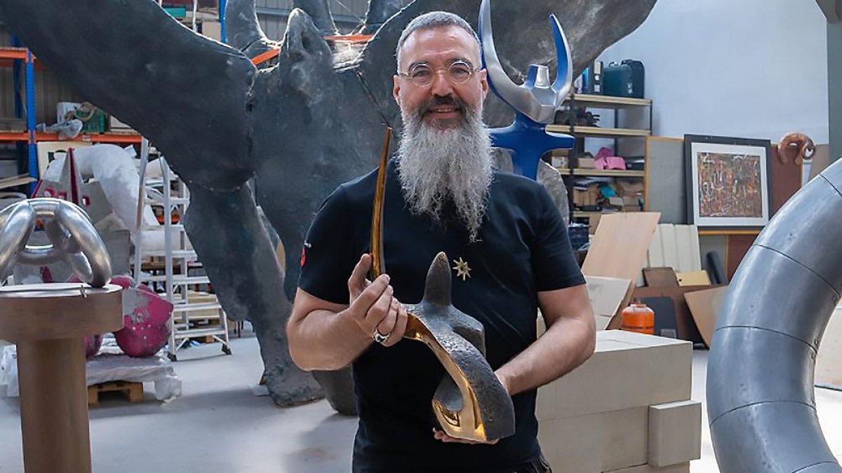 Óscar Martín de Burgos, rodeado de sus esculturas en su taller burgalés.