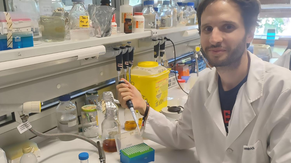 El investigador Víctor Arribas en el laboratorio.