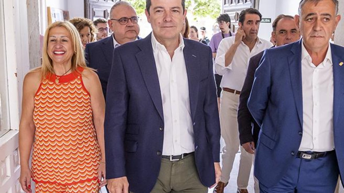 Mañueco y Vázquez durante una visita al Burgo de Osma