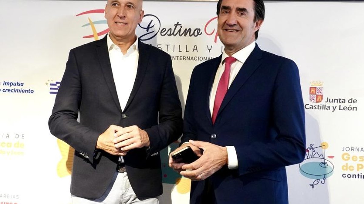 El alcalde de León, José Antonio Diez, y el consejero de Medio Ambiente, Vivienda y Ordenación del Territorio, Juan Carlos Suárez-Quiñones, presentan la Semana Internacional de la Trucha.
