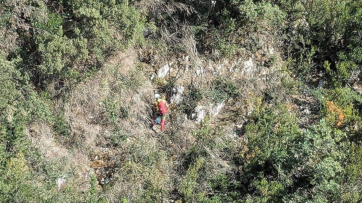 Imagen del rescate de la montañera desaparecida en Burgos. JCYL