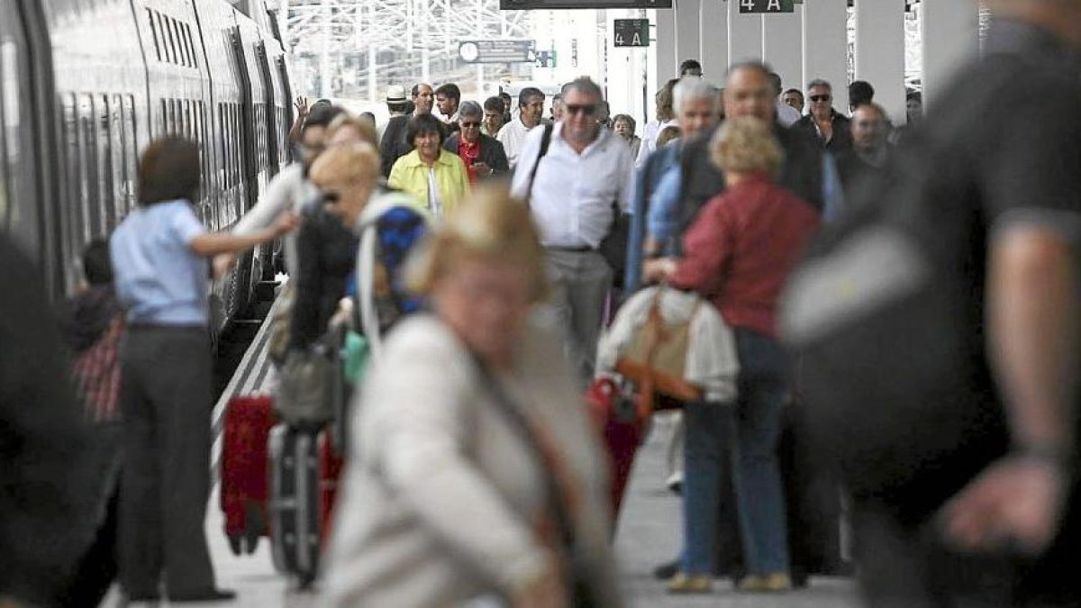 Viajeros en la estación de trenes de Valladolid. E. M.