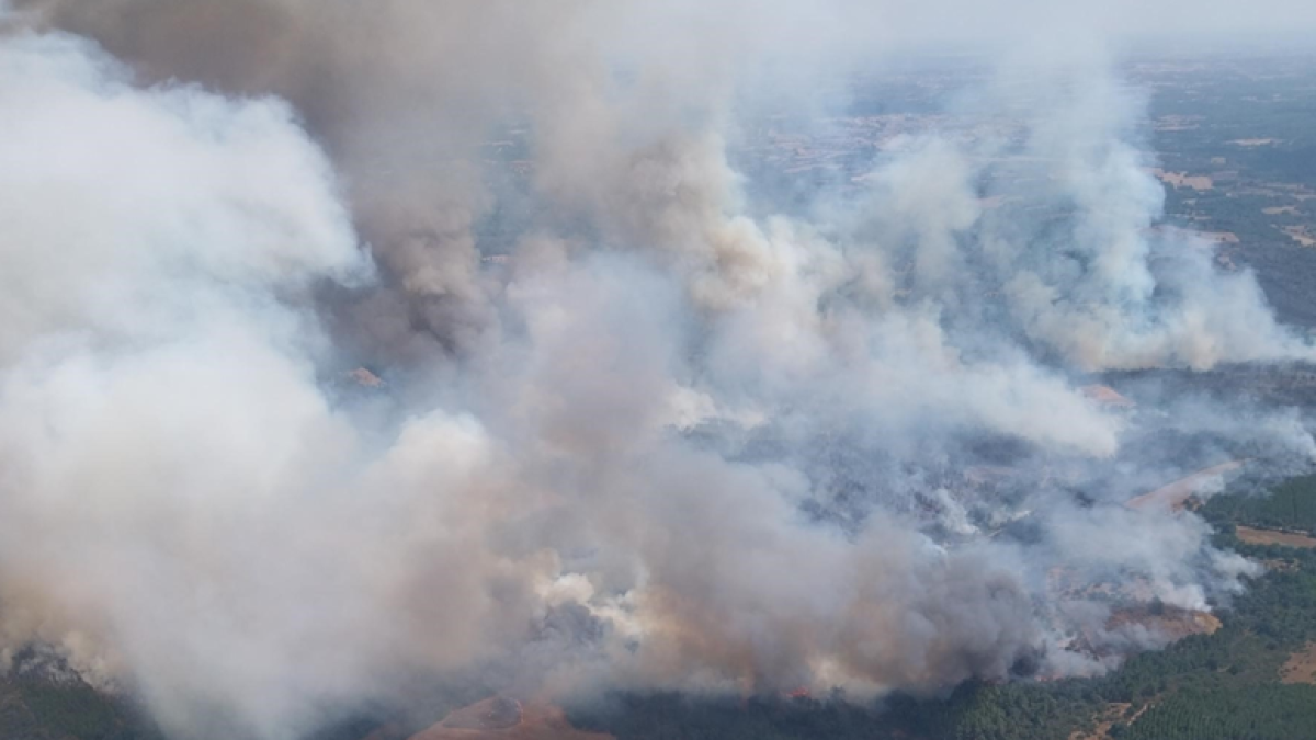 Vista aérea del incendio declarado en Angueira, Portugal