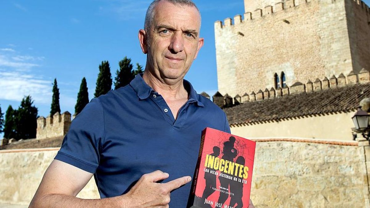 El guardia civil y escritor de Ciudad Rodrigo(Salamanca), Juan José Mateos, continúa plasmando sobre el papel la historia de víctimas de ETA. ICAL