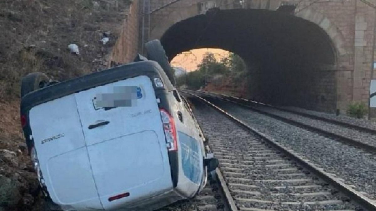 Furgoneta volcada en las vías del tren