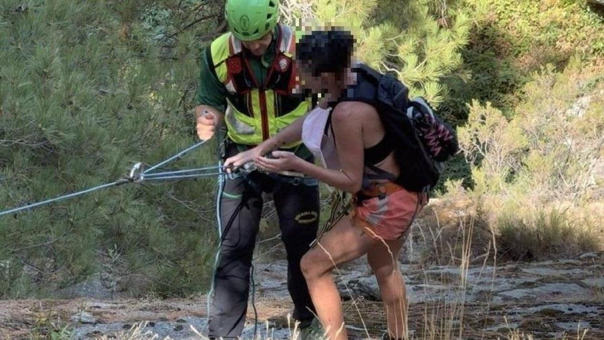Imagen del rescate de la senderista en la tarde del sábado.