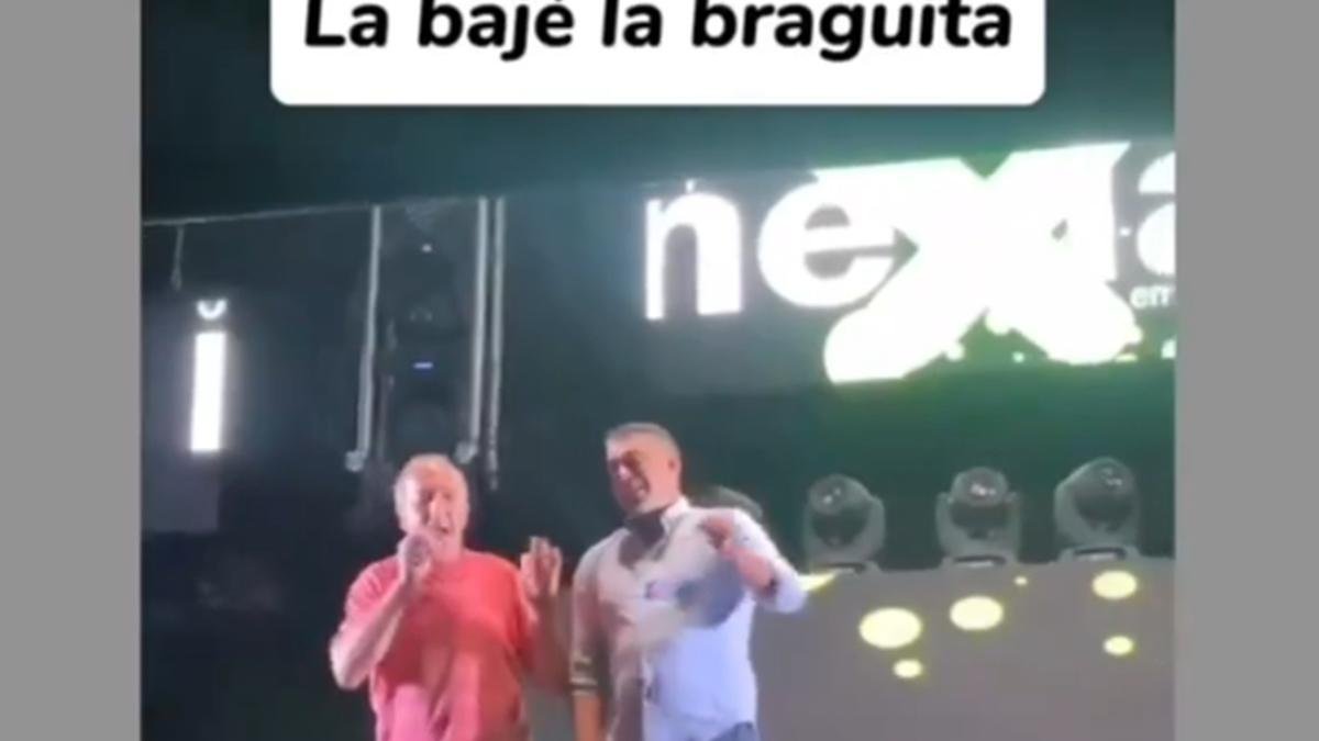 Antonio Martín Hernández, alcalde de Vita sobre el escenario. Imagen de la cuenta de X de Pablo Fernández, cogida de radfem_guada