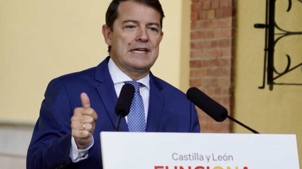 El presidente de la Junta de Castilla y León, Alfonso Fernández Mañueco, en una imagen de archivo durante la rueda de prensa de inicio del curso político.