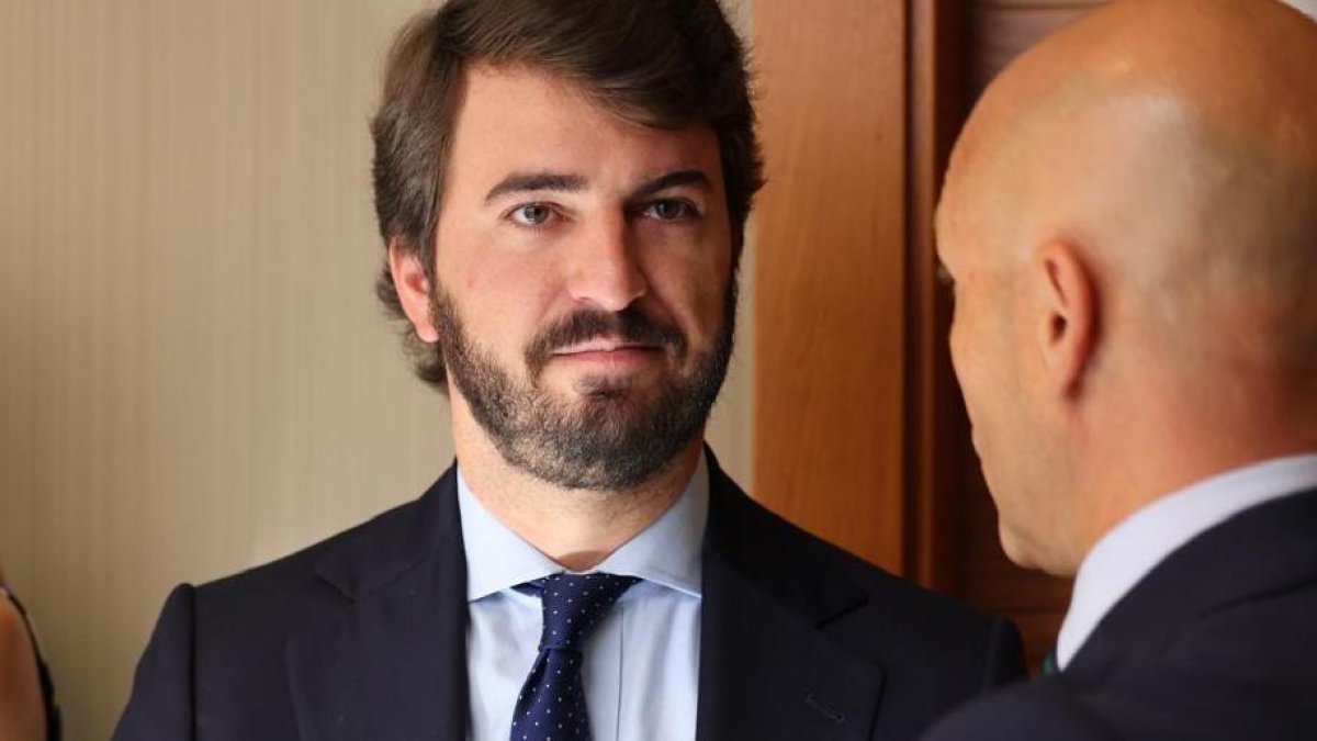 El portavoz de VOX en las Cortes, Juan García-Gallardo, y el portavoz adjunto, Carlos Menéndez.